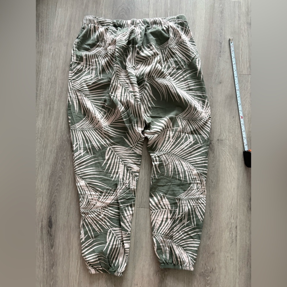Victoria's Secret Green Leaf Print Joggers - Picture 2 of 6